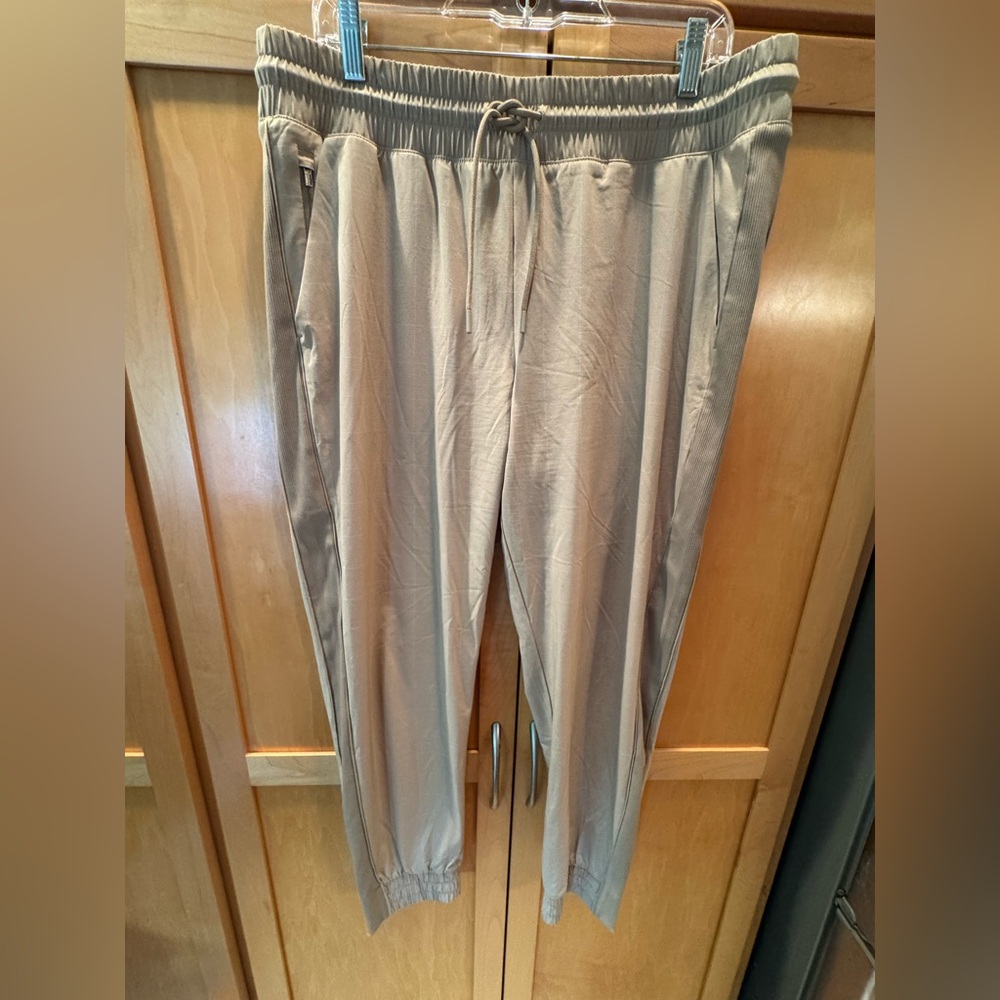 Athleta textured Brooklyn jogger in khaki with white window pane pattern. Sz 14